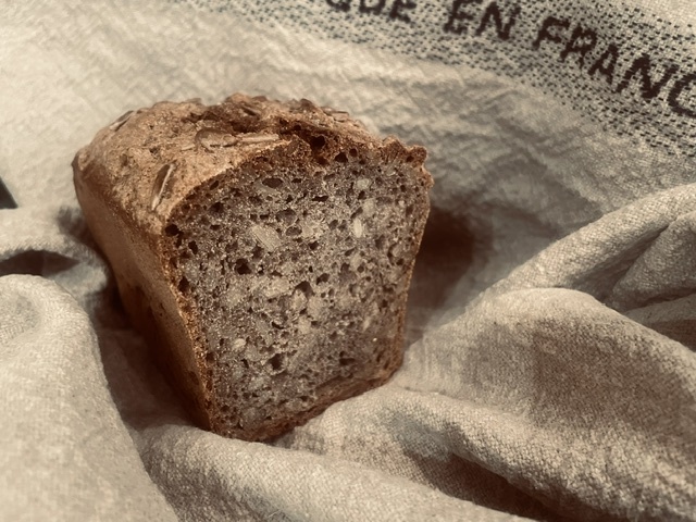 Le Celte : forme « moulé » (40% farine de sarrasin, 40% farine de seigle, 20% farine de blé T80, levain de seigle 1%, graines de tournesol) 500g